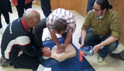 FSV-Mitglieder nehmen an Defibrillator-Schulung teil 