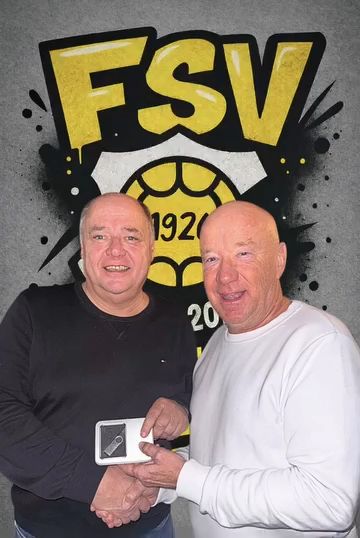 Im Rahmen der Winterwanderung unserer 1. und 2. Mannschaft übergab Olaf Kraft den neuen FSV-Song an Volker Wallbott vom geschäftsführenden Vorstand.