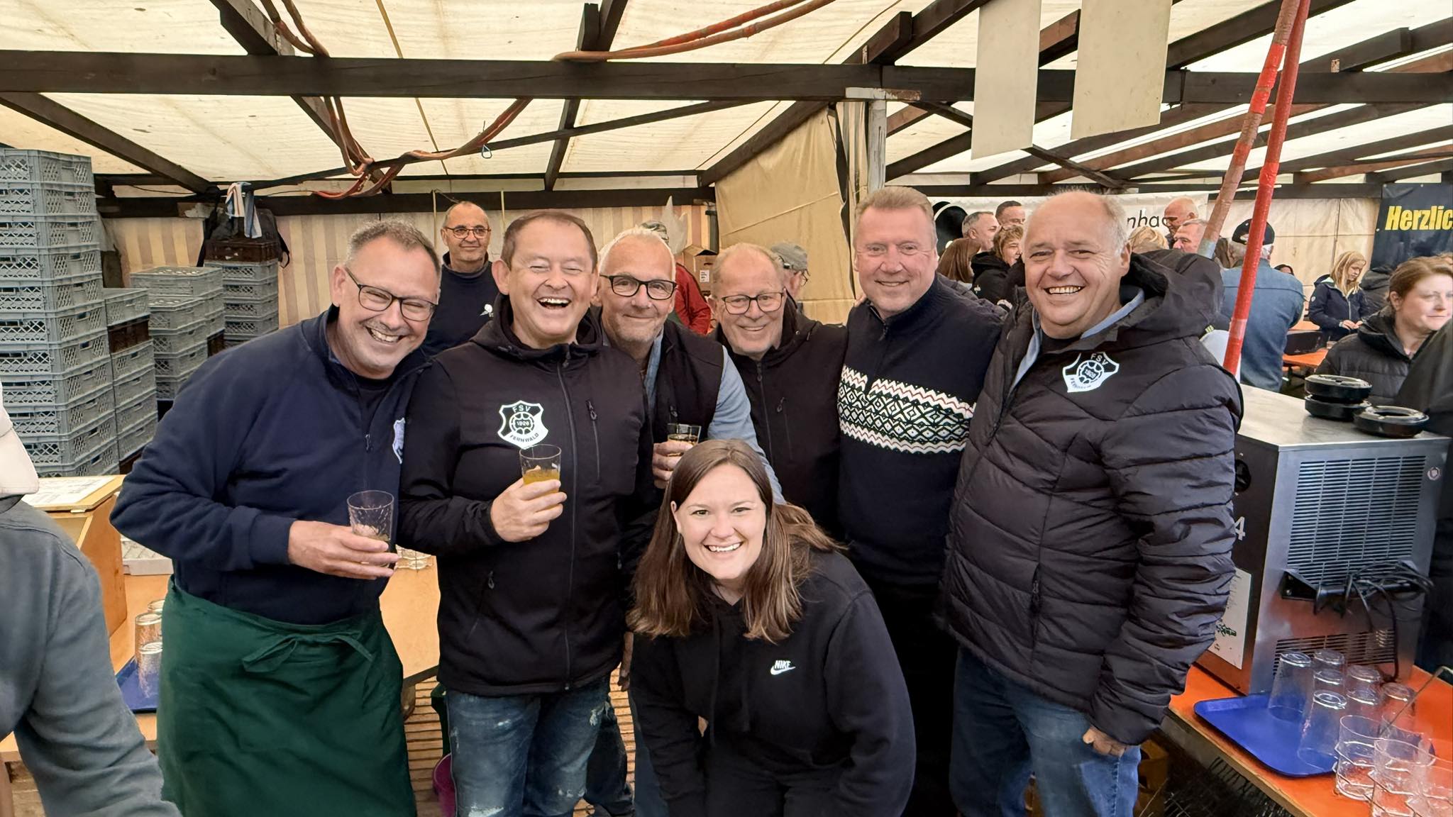 Im Rahmen der Vereinshilfe haben wir auch in diesem Jahr beim traditionellen Apfelweinfest des Gesangvereins Eintracht Steinbach am „Vatertag“ gerne wieder die Thekenmannschaft unterstützt.