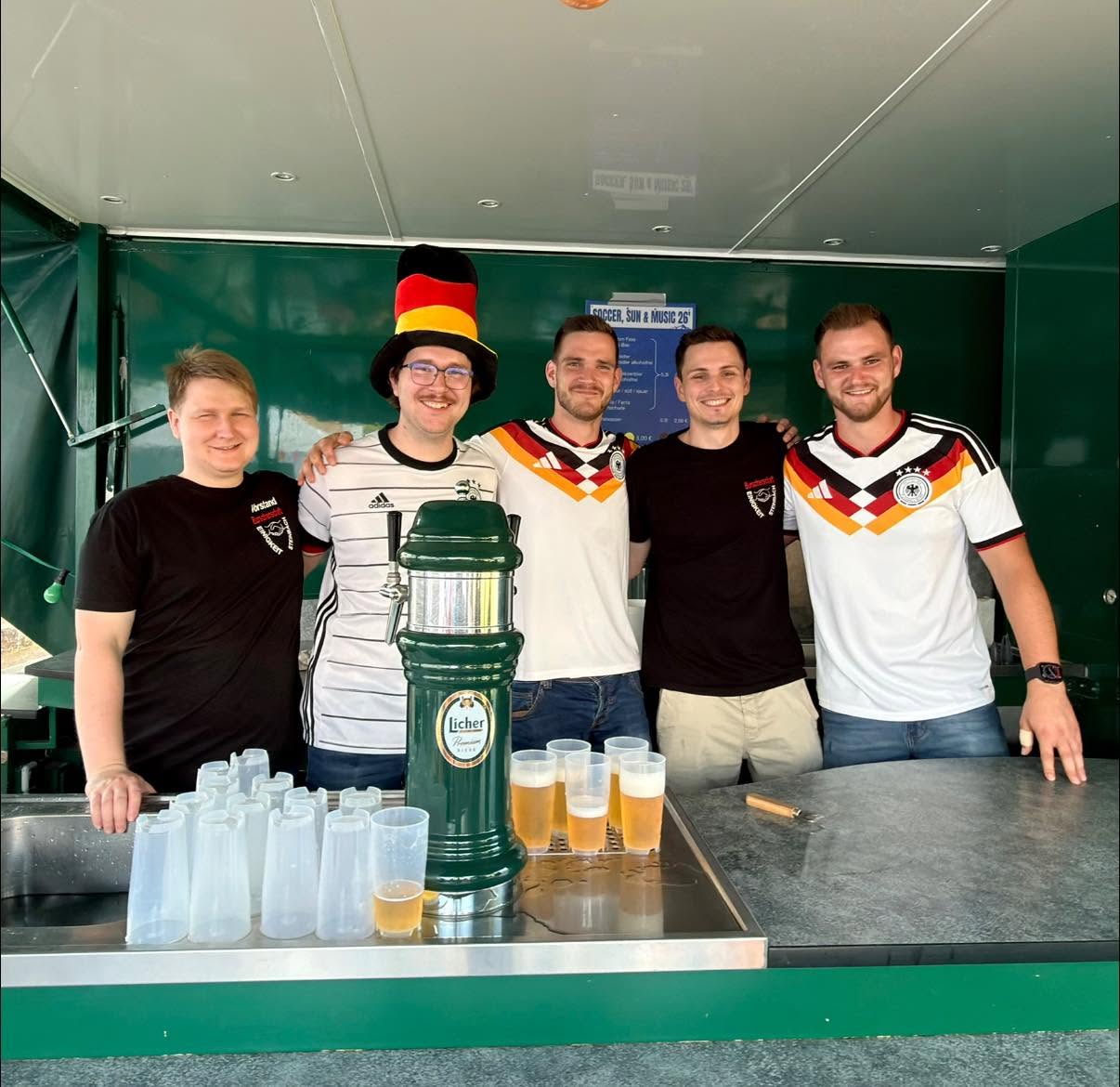 Was für ein großartiger Tag! Bei bestem Sommerwetter, spannender WM-Stimmung und mit der tollen Musik der Wiesnkracher konnten wir unser Sommerfest ausgiebig feiern.