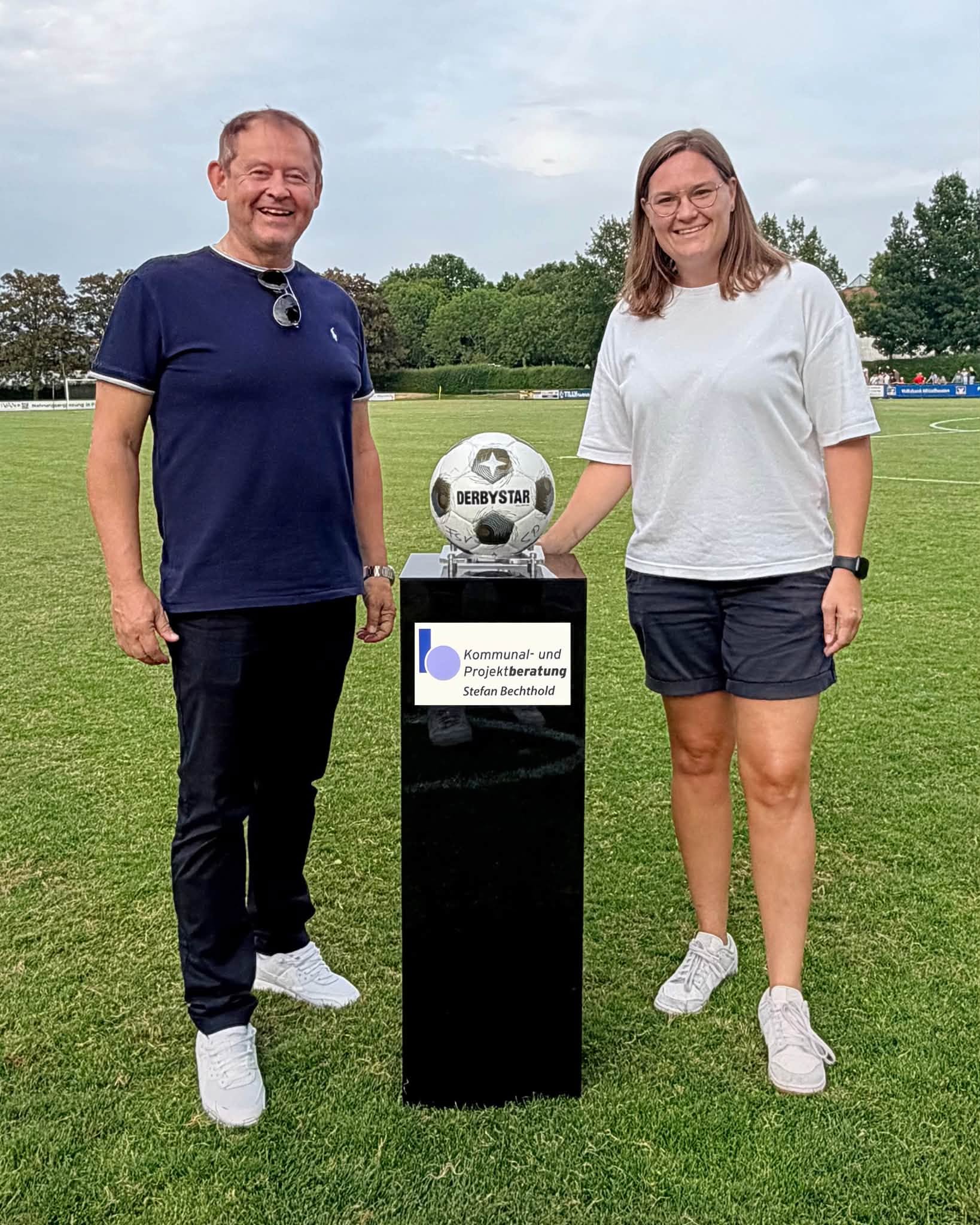 Die Firma KOMMUNAL- UND PROJEKTBERATUNG von Stefan Bechthold hat uns als Ballsponsor bei den beiden Derbys gegen Eintracht Stadtallendorf und TUBA Pohlheim unterstützt.