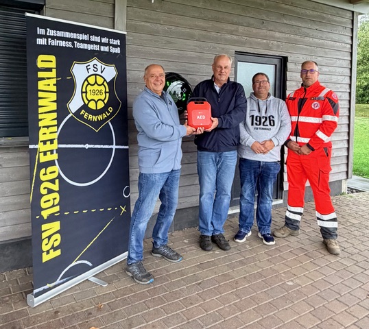 Der FSV 1926 Fernwald hat einen automatisierten externen Defibrillator (AED) angeschafft, der künftig allen Nutzern des Sportgeländes in Fernwald-Steinbach zur Verfügung stehen soll.