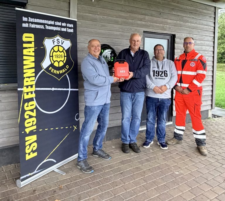 Der FSV 1926 Fernwald hat einen automatisierten externen Defibrillator (AED) angeschafft, der künftig allen Nutzern des Sportgeländes in Fernwald-Steinbach zur Verfügung stehen soll.
