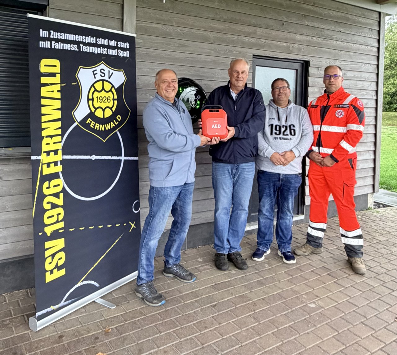 Der FSV 1926 Fernwald hat einen automatisierten externen Defibrillator (AED) angeschafft, der künftig allen Nutzern des Sportgeländes in Fernwald-Steinbach zur Verfügung stehen soll.